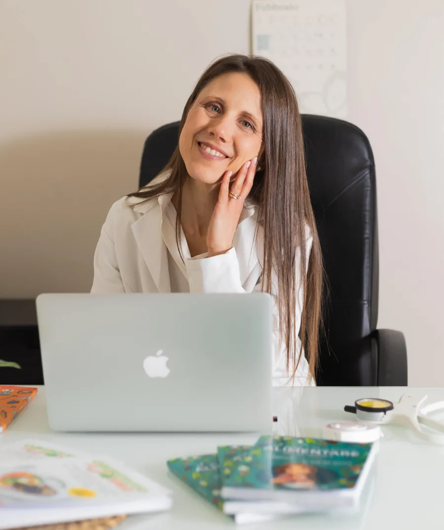 La Dietista Anna Pirovano nel suo studio